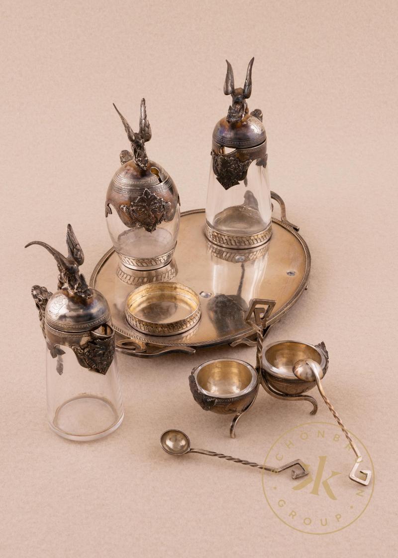 Gewürzmenage der Kaiserin Elisabeth aus dem Achilleion. Ensemble aus Silber und Glaseinsätzen,  ...