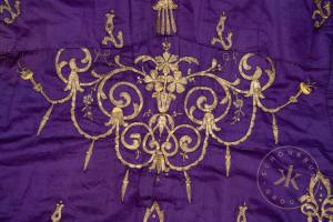 Detail der Goldrelief-Stickereien des Orientalischen Mantelkleides der Kaiserin Elisabeth, um 1 ...