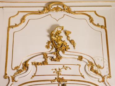 Türhüterzimmer des Elisabeth-Appartements Hofburg. Detail Supraporte der Holzvertäfelung mit Ro ...