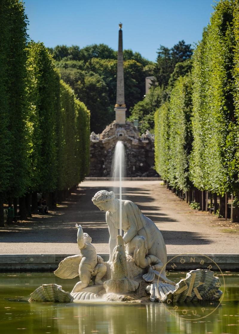 Schloss Schönbrunn, Meidlinger Najadenbrunnen (Rundbassin) mit Blick auf den Obeliskbrunnen 
© ...