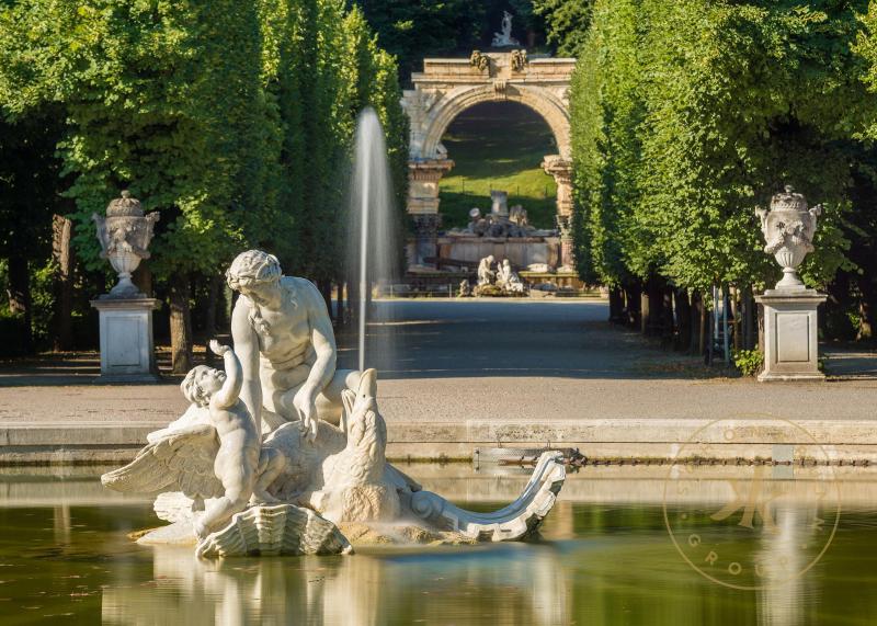 Schloss Schönbrunn, Meidlinger Najadenbrunnen (Rundbassin) mit Blick auf die Römische Ruine
©  ...