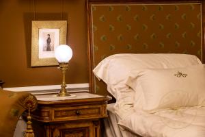 Schlafzimmer Kaiser Franz Josephs in Schloss Schönbrunn, Detailaufnahme des Betts.
© Schloß Sc ...