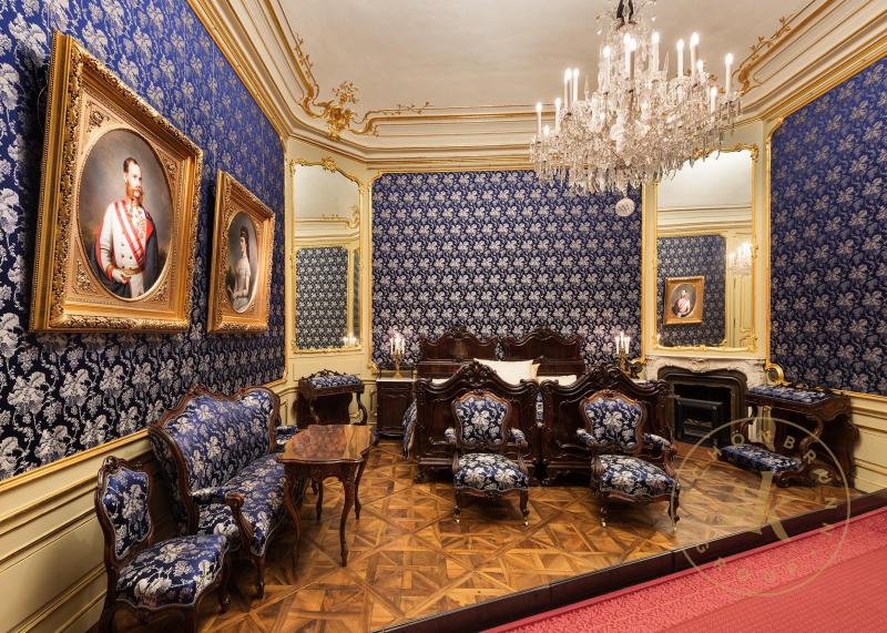 Gemeinsames Schlafzimmer von Kaiser Franz Joseph und Kaiserin Elisabeth in Schloss Schönbrunn.
 ...