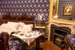 Gemeinsames Schlafzimmer von Kaiser Franz Joseph und Kaiserin Elisabeth in Schloss Schönbrunn,  ...
