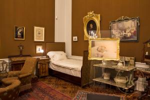 Schlafzimmer Kaiser Franz Josephs in Schloss Schönbrunn, Blick in die Raumecke mit dem Bett.
© ...