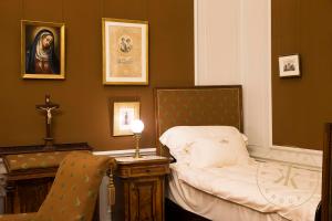 Schlafzimmer Kaiser Franz Josephs in Schloss Schönbrunn, Blick in die Raumecke mit dem Bett.
© ...