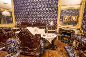 Gemeinsames Schlafzimmer von Kaiser Franz Joseph und Kaiserin Elisabeth in Schloss Schönbrunn,  ...