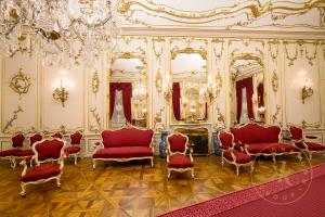 Spiegelsaal in Schloss Schönbrunn: Sitz möbel im Stil des Neorokoko
© Schloß Schönbrunn Kultur ...