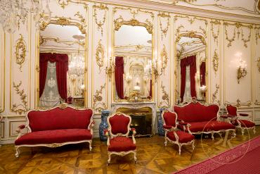 Spiegelsaal in Schloss Schönbrunn: Sitzmöbel im Stil des Neorokokos.
© Schloß Schönbrunn Kultu ...