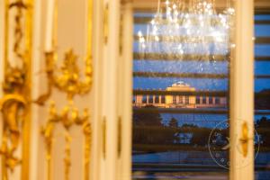 Impression aus dem Zeremoniensaal in Schloss Schönbrunn: Blick aus dem Fenster auf die abendlic ...