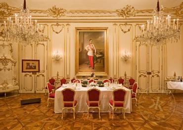 Sogenanntes Marie Antoinette-Zimmer in Schloss Schönbrunn, Raumansicht mit Familientafel.
© Sc ...