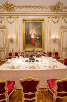 Sogenanntes Marie Antoinette-Zimmer in Schloss Schönbrunn. Blick auf Familientafel mit dem Port ...