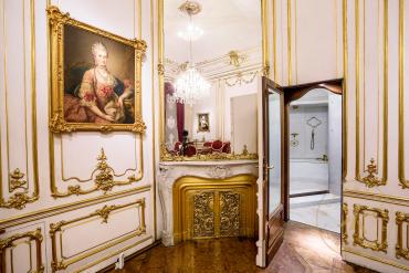 Sogenanntes Kinderzimmer in Schloss Schönbrunn, Raumecke mit Blick in das Badezimmer von Kaiser ...