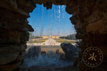 Neptunbrunnen im Schönbrunner Schlosspark: Blick durch den Waaservorhang auf das Schloss
© Sch ...