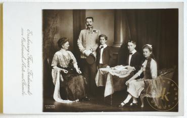 Thronfolger Erzherzog Franz Ferdinand mit Gattin Sophie und Kindern. Postkarte nach einer Aufna ...