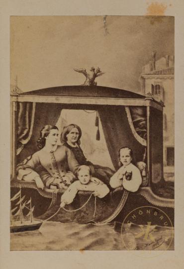 Kaiserin Elisabeth mit ihren Kindern Gisela und Rudolf sowie der Erzieherin Freifrau von Welden ...