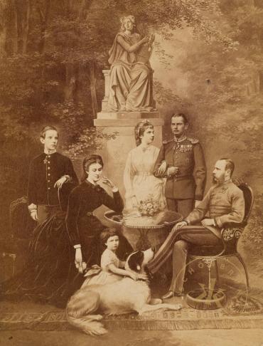 Die Kaiserliche Familie. Gruppenbild mit Elisabeth, dem Kronprinzen Rudolf hinter der Kaiserin  ...