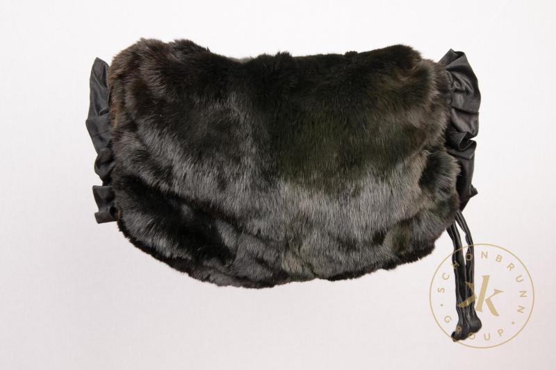 Schwarzer Pelzmuff aus der Korfu-Garderobe der Kaiserin Elisabeth, um 1891/92
© Schloß Schönbr ...