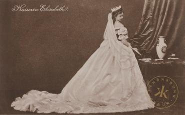 Elisabeth als Königin von Ungarn. Korrespondenzkarte nach einer historischen Fotografie von Gio ...