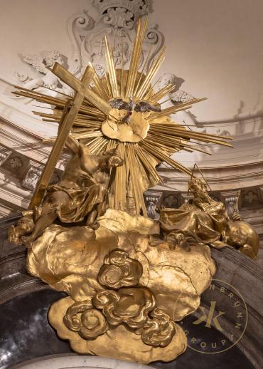 Schlosskapelle in Schloss Schönbrunn, Darstellung der Heiligen Dreifaltigkeit als Aufsatzbekrön ...