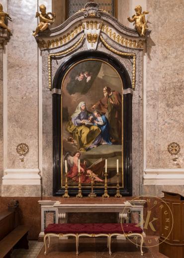 Schlosskapelle in Schloss Schönbrunn, linker Seitenaltar mit Gemälde der Erziehung Mariae von G ...