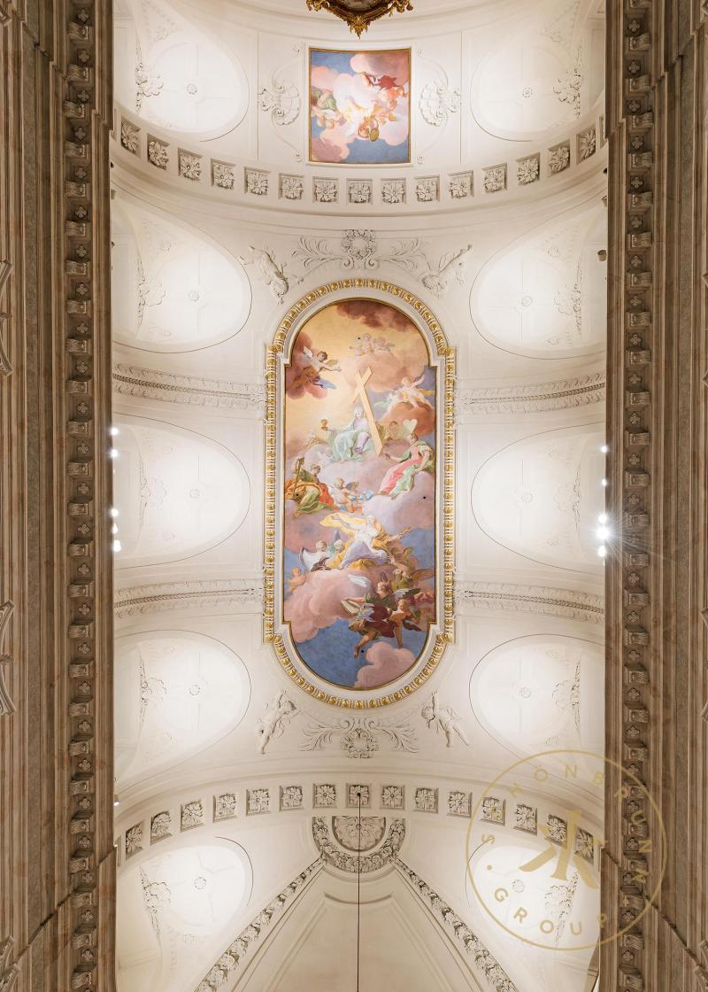 Schlosskapelle in Schloss Schönbrunn, Blick gegen die Decke mit Deckenfresken von Daniel Gran.
 ...