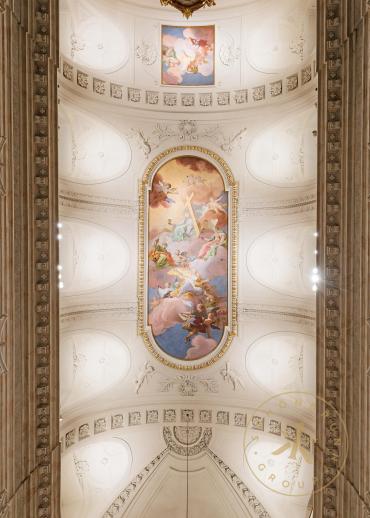 Schlosskapelle in Schloss Schönbrunn, Blick gegen die Decke mit Deckenfresken von Daniel Gran.
 ...