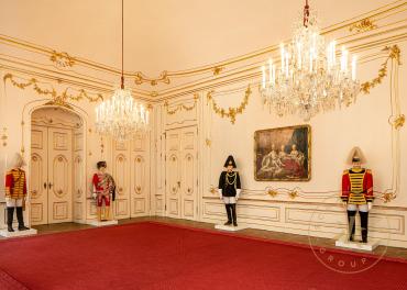 Gardezimmer in Schloss Schönbrunn, Ansicht mit Figurinen der verschiedenen Gardeeinheiten.
© S ...