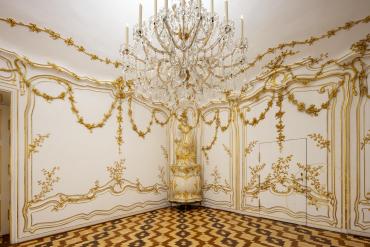 Weißgoldzimmer (Raum HG016) im Erdgeschoß von Schloss Schönbrunn, Blick in die Nordwestecke des ...