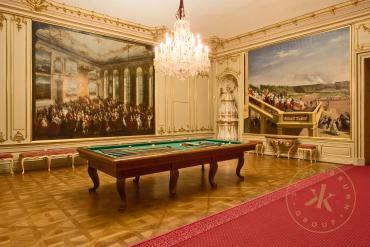 Billardzimmer in Schloss Schönbrunn, Ansicht mit Billardtisch und Gemälden "Erste Ordensverleih ...