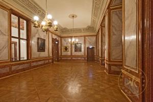 Vorsaal zu den Appartements Franz Josephs und Elisabeths im Westtrakt von Schloss Schönbrunn.
 ...