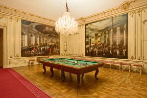 Billardzimmer in Schloss Schönbrunn, Ansicht mit Billardtisch und Gemälden "Festbankett in der  ...