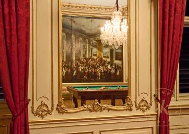 Billardzimmer in Schloss Schönbrunn: Reflexion des Gemäldes der Erstverleihung des Maria Theres ...