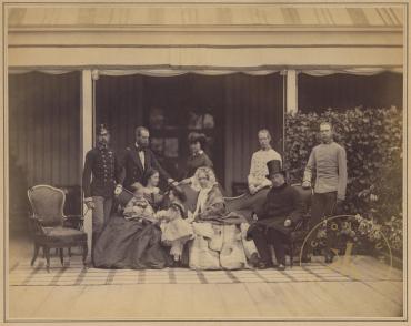 Die kaiserliche Familie auf der Terrasse des Schlosses Schönbrunn. Fotografie von Ludwig Angere ...