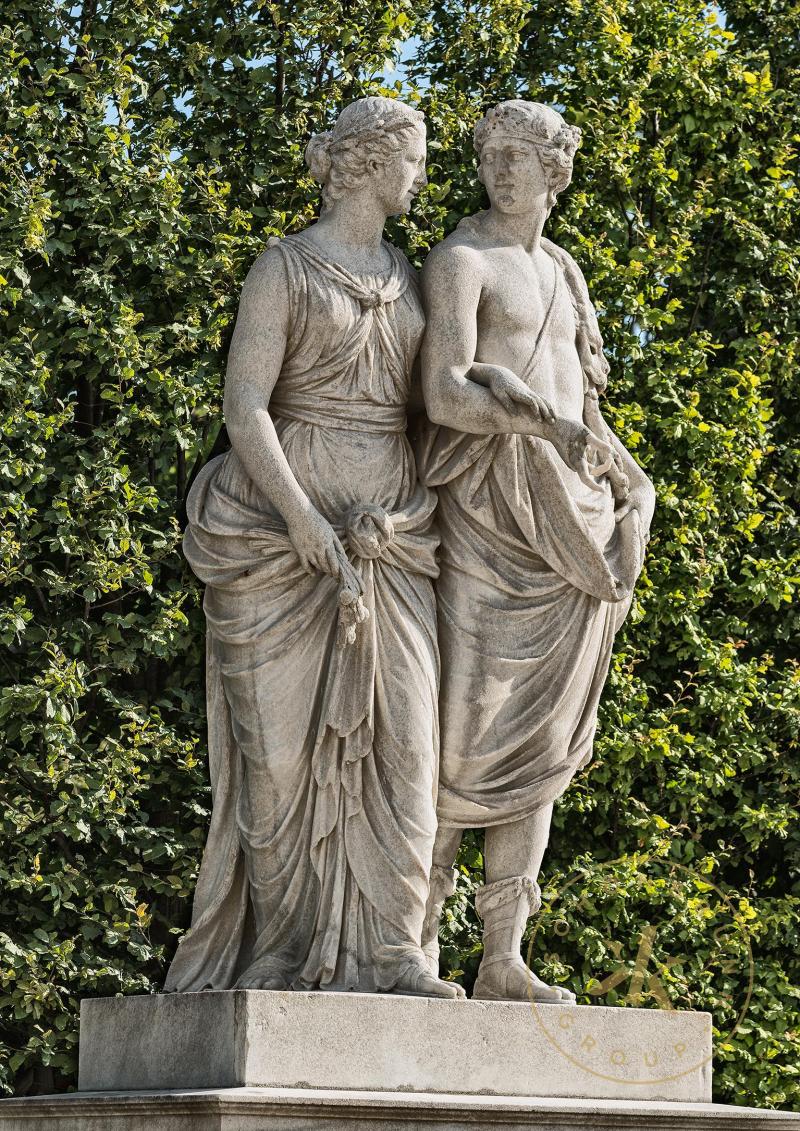 Ceres, Göttin der Fruchtbarkeit, und Bacchus, Gott des Weinbaus. Skulptur aus Sterzinger Marmor ...