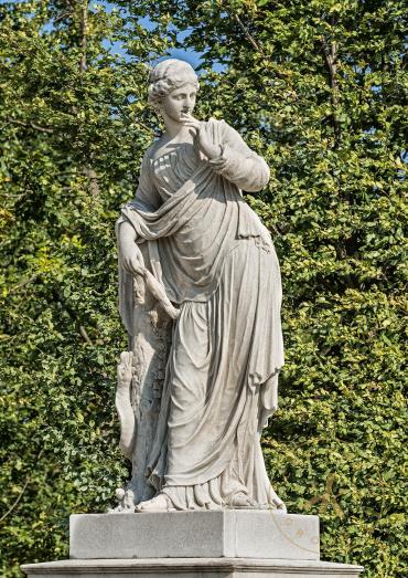 Angerona, römische Stadt- und Schutzgöttin. Skulptur aus Sterzinger Marmor von Wilhelm Beyer, 1 ...