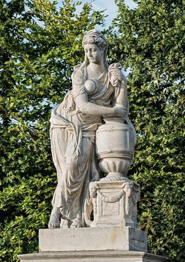 Artemisia, Witwe des Mausolos, trauernd an die Urne ihres verstorbenen Gatten gelehnt. Skulptur ...
