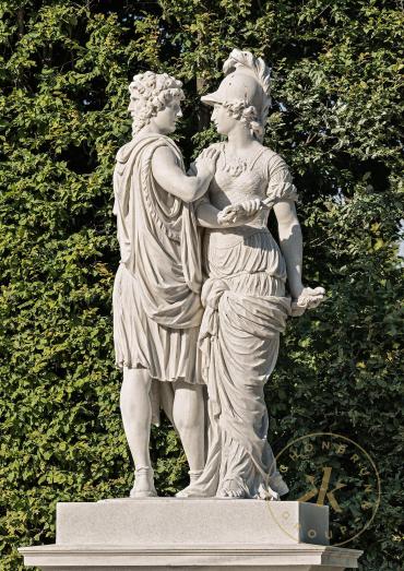 Der doppelgesichtige Janus hält Bellona, Göttin des Schlachtengetümmels, zurück. Skulptur aus S ...