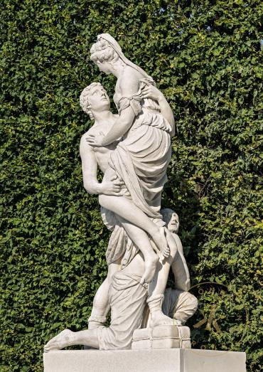 Die Entführung der Helena aus Sparta. Skulptur aus Sterzinger Marmor von Johann Wilhelm Beyer
 ...