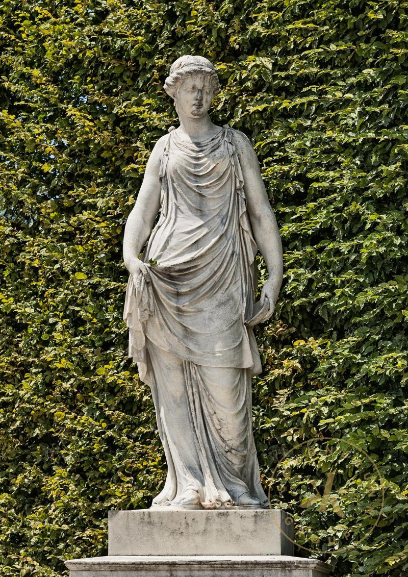 Priesterin mit Opferschale. Skulptur aus Sterzinger Marmor von J. Weinmüller.
© Schloß Schönbr ...