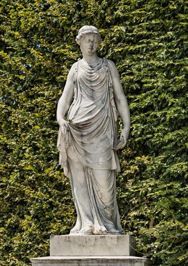 Priesterin mit Opferschale. Skulptur aus Sterzinger Marmor von J. Weinmüller.
© Schloß Schönbr ...