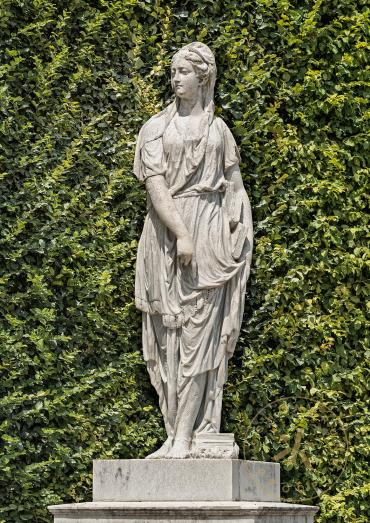 Sibylle von Cumae. Skulptur aus Sterzinger Marmor von Vinzenz Lang nach W. Beyer.
© Schloß Sch ...