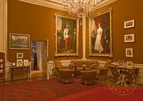 Schreibzimmer im Appartement Kaiser Franz Josephs in Schönbrunn (mit Blick ins Dienerzimmer).
 ...