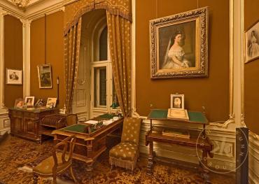 Schreibzimmer im Appartement Kaiser Franz Josephs in Schönbrunn mit dem Schreibtisch des Kaiser ...