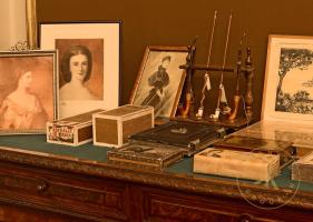 Schreibzimmer im Appartement Kaiser Franz Josephs in Schönbrunn, Detailaufnahme der Kommode mit ...