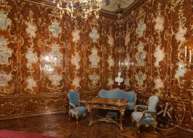 Millionenzimmer in Schloss Schönbrunn, Raumansicht mit Sitzgarnitur und Büste Marie Antoinettes ...