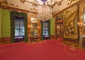 Napoleonzimmer in Schloss Schönbrunn, Ansicht der Fensterwand mit bemalter Papiertapete aus der ...