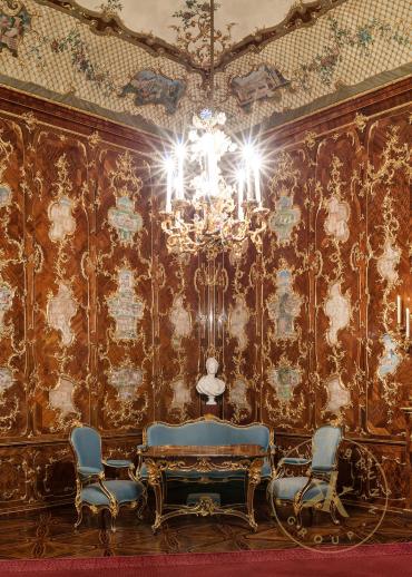 Millionenzimmer in Schloss Schönbrunn, Raumansicht mit Sitzgarnitur und Büste Marie Antoinettes ...