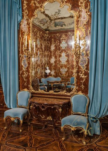 Millionenzimmer in Schloss Schönbrunn, Raumansicht gegen Fensterwand mit Wandspiegel.
© Schloß ...