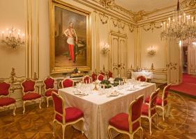 Sogenanntes Marie Antoinette-Zimmer in Schloss Schönbrunn, Raumansicht mit Familientafel.
© Sc ...